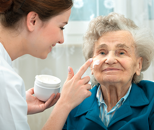 l'équipe d'Opinfi réalise vos soins d'hygiène et vos toilettes